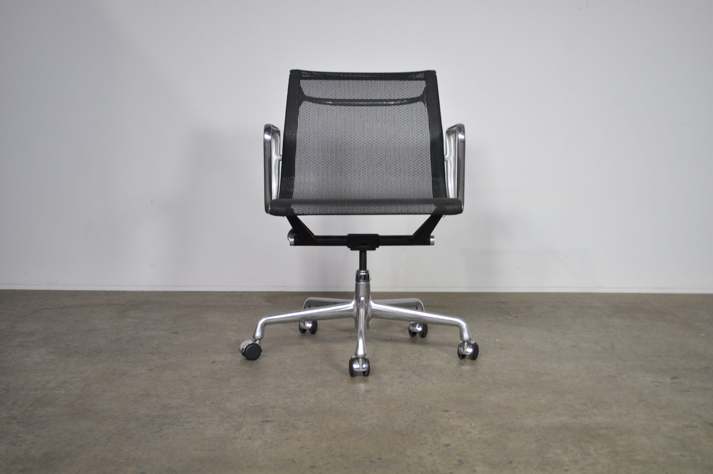 Aluminium Group Management Chair with Mesh .