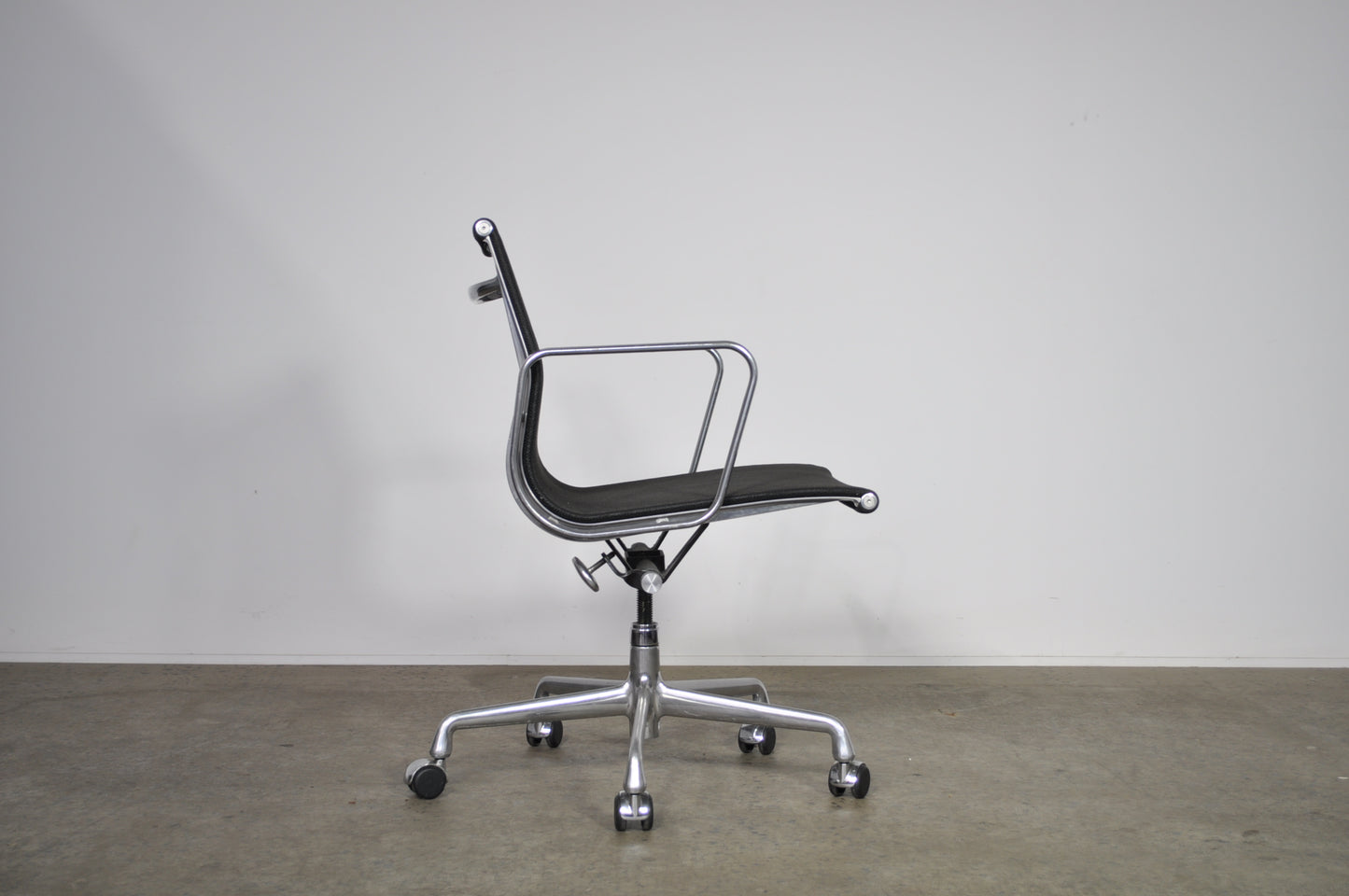 Aluminium Group Management Chair with Mesh .
