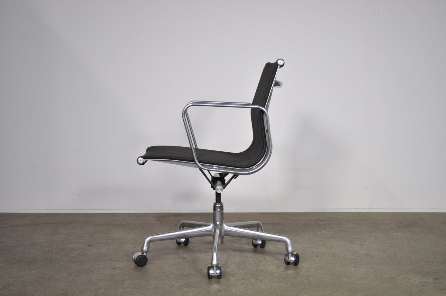 Aluminium Group Management Chair with Mesh .