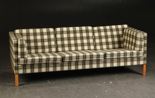 Børge Mogensen Three-person sofa, model 2443. To be restored.