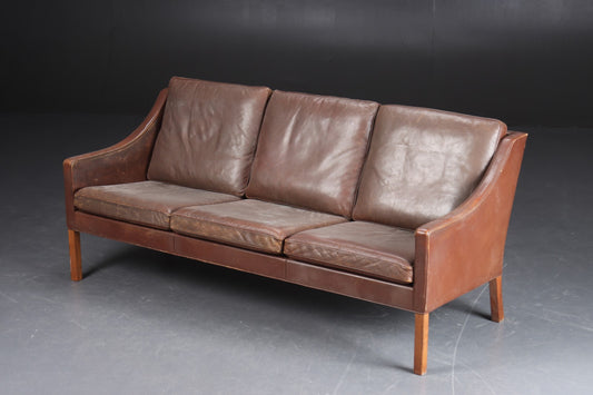 Børge Mogensen. Three-person sofa model 2209 in teak and leather. To be restored.