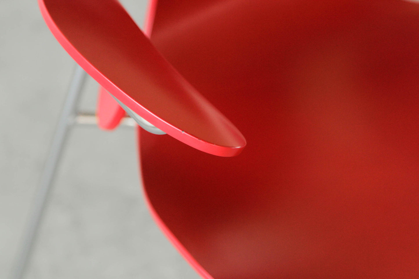 Arne Jacobsen "seagull" chair. In white.