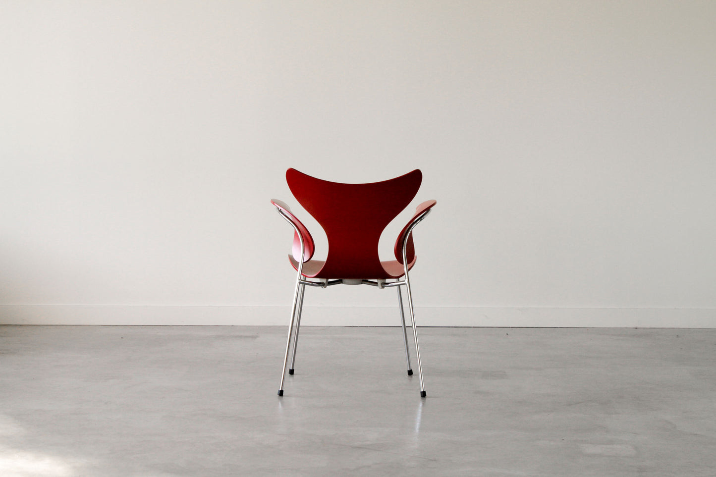 Arne Jacobsen "seagull" chair. In white.